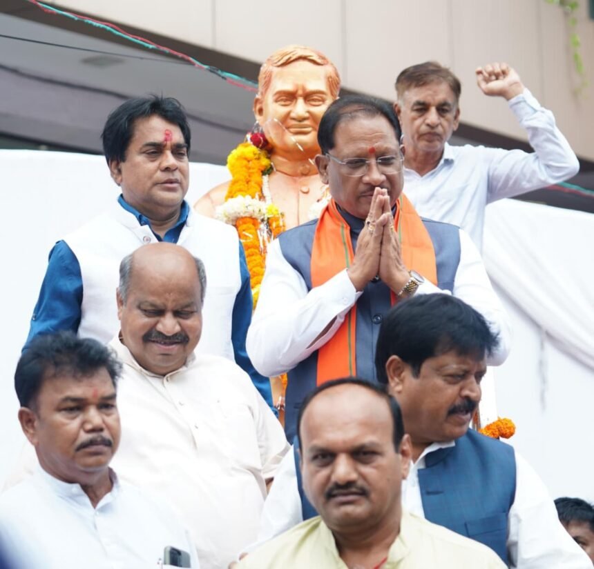 मुख्यमंत्री विष्णु देव साय ने अटल बिहारी वाजपेयी की पुण्यतिथि पर दी श्रद्धांजलि, कहा – छत्तीसगढ़ की पहचान अटल जी की देन