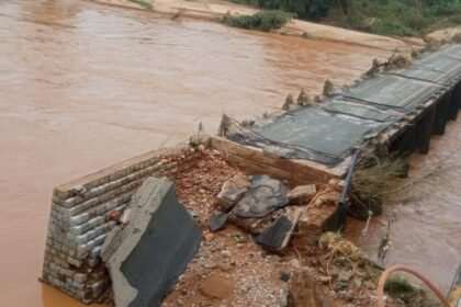 दंतेवाड़ा में बाढ़ का कहर: 100 मीटर लंबा पुल बहा, बिजली-पानी ठप, सैकड़ों लोग बेघर | देखें वीडियो