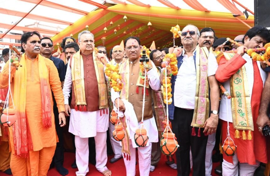 मुख्यमंत्री विष्णु देव साय और विधानसभा अध्यक्ष डॉ. रमन सिंह ने रायपुर की भव्य कांवड़ यात्रा में हुए शामिल, रूद्राभिषेक कर प्रदेशवासियों की सुख-समृद्धि की कामना