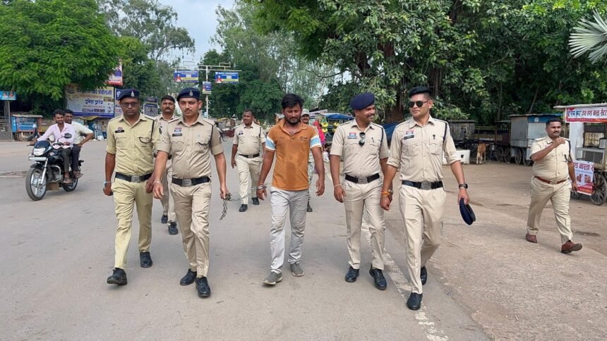 पुलिस की त्वरित कार्रवाई: तलवार लहराने वाला आरोपी गिरफ्तार, पुलिस ने हथियार भी किया जब्त