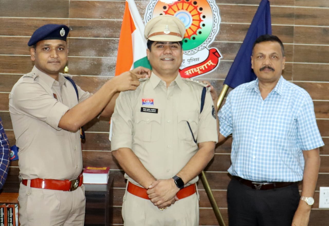 कबीरधाम पुलिस में पदोन्नति, विमल लावनिया ने संभाली निरीक्षक की नई जिम्मेदारी, SP ने लगाया स्टार
