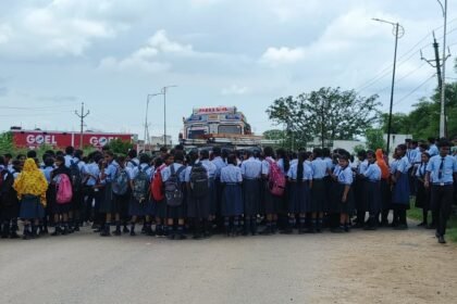 कवर्धा ब्रेकिंग: शिक्षकों की कमी से नाराज़ स्वामी आत्मानंद स्कूल, पिपरिया के छात्रों ने किया चक्काजाम